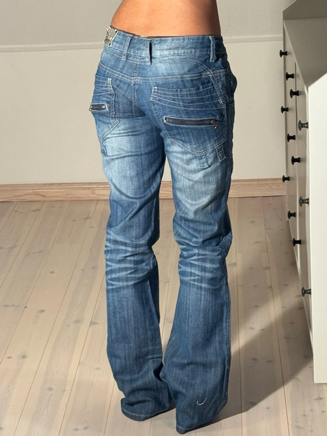 Low bootcut Jeans med kedjor  - 1