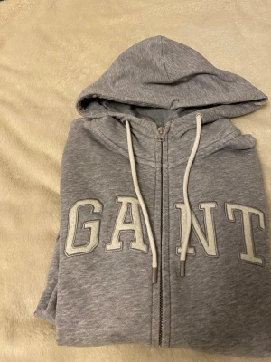 Gant luvtröja  - ensar garderoben En grå luvtröja från gant Inga skavanker  Storlek S men passar xs/mindre Tveka inte att höra av er om ni har funderingar eller vill ha mer bilder
