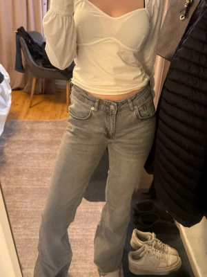 gråa jeans lager 157 - gråa jeans ” low boot” från lager 157 i storlek M, använda 4-5 gånger. 