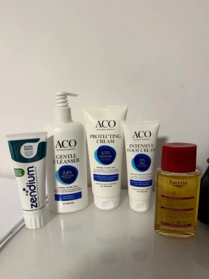 Hud- och hygienpaket – ACO, Zendium & Eucerin - Säljer ett komplett vård- och hygienpaket med välkända och skonsamma produkter, perfekt för normal till torr samt känslig hud. Alla produkter är oanvända.  Paketet innehåller: 	•	Zendium tandkräm Extra Fresh, 75 ml 	•	ACO Gentle Cleanser, 300 ml 	•	ACO Protecting Cream, 200 ml 	•	ACO Intensive Foot Cream, 100 ml 	•	Eucerin pH5 Shower Oil, 100 ml  Parfymfria och dermatologiskt testade produkter, flera anpassade för känslig hud.  Säljs endast som paket. Paketpris: 370kr!