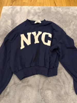 Sweatshirt, text ”NYC” (New York city)  - Skön, puffig och stretchig, snygg 