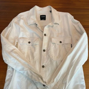 Vit overshirt  - Snygg vit overshirt från Only & Sons i en mix av bomull och linne. Riktig soft. Bara att ställa frågor svarar snabbt 