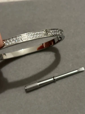 Silvrigt armband med glitter - Aldrig använda