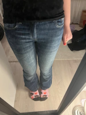 Blå bootcut jeans  - Säljer ett par klassiska blå  jeans med bootcut passform. Jeansen är från hm och passar mig som 166. 