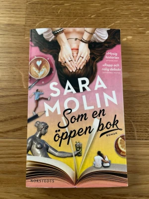 Som en öppen bok - En charmig och rolig roman om Clara, läraren som vill sprida läslust men får sitt liv omkullkastat när en gammal förälskelse dyker upp. Perfekt för dig som gillar feelgood, romantik och smarta berättelser om livet, kärlek och vänskap.