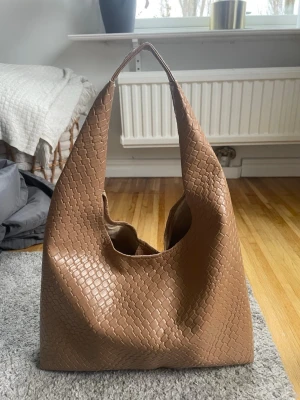 Beige axelväska  - Beige flätad axelväska