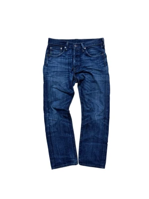 Levi's 501 blå jeans W31 L30 - Klassiska Levi's 501 jeans i en snygg mörkblå tvätt. Rak passform med fem fickor och knappgylf. Tillverkade i slitstarkt bomullsjeans, perfekta för en avslappnad och tidlös look. Ikonisk läderpatch bak i midjan och röda Levi's-taggen på bakfickan.