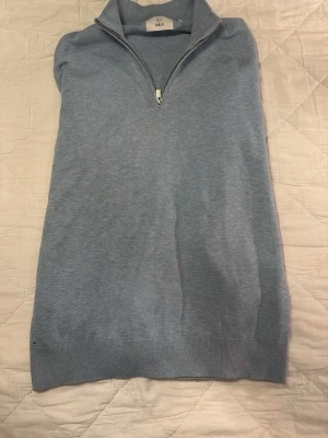 Ljusblå half zip tröja från Bläck - Säljer en ljusblå tröja från Bläck i storlek S. Tröjan har en snygg half zip-dragkedja och hög krage. Materialet känns mjukt och är bomull. Nytt pris-899. Skriv för eventuella frågor!