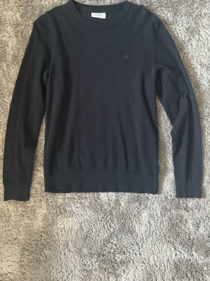 Svart tröja från Lindbergh White - Klassisk mörkblå tröja från Lindbergh White. Storlek S passar xs. 