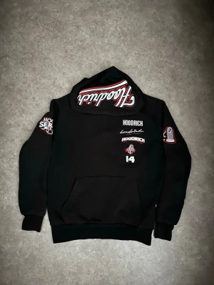 Hoodrich - En hoodrich kofta,stil ren, logan på sidorna bröst o ryg, väldigt skön.