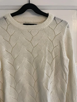 Stickad tröja - Fin hålstickad tröja från Vero Moda! Kontakta mig gärna för fler bilder! 🤍