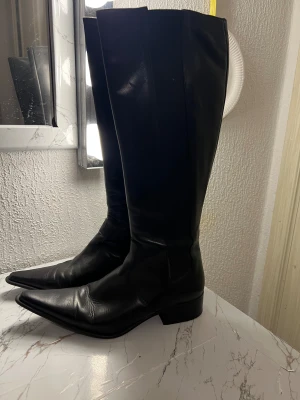 Knähöga skor  - Jätte fina använda några gånger bara dock glömde jag vart jag köpte dem ifrån 