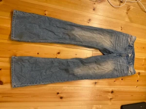 Bootcut monki jeans - Jeans modellen ska vara lowwaist men skulle säga att de är på gränsen till midwaist. Från monki. Bra skick. Om ni undrar över mått eller liknade är det bara att skriva. Waist 26. Finns en liten fläck längst ner på benet.