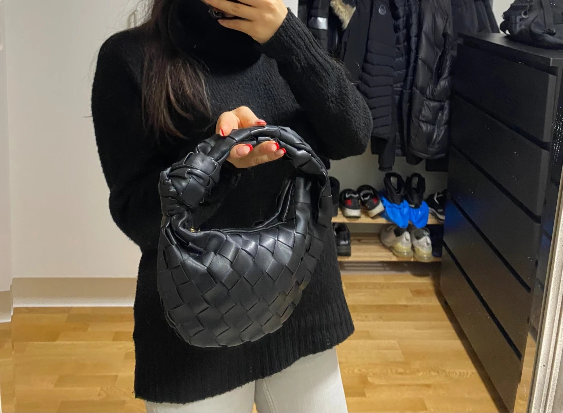 Svart flätad axelväska i skinn - 3