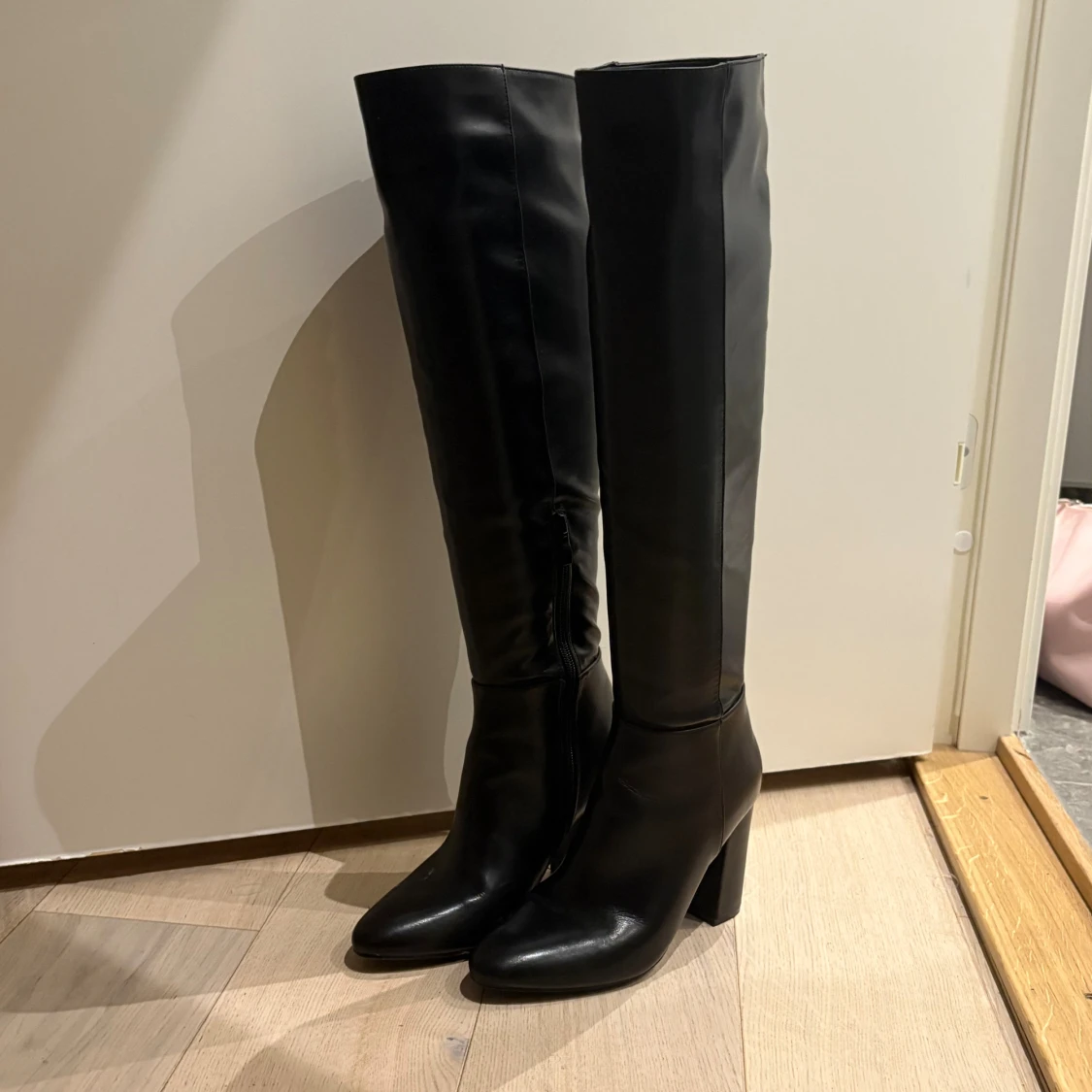 Svarta höga stövlar med klack - 1