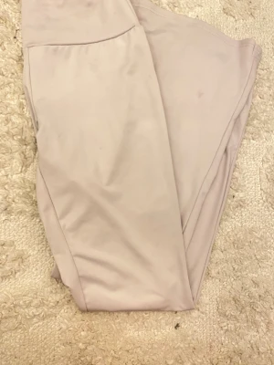 Ljusbeige leggings med hög midja - Säljer ett par ljusbeige leggings med hög midja. De är mjuka och stretchiga, perfekta för en avslappnad stil eller till träning. Materialet känns lent mot huden och färgen är diskret och lättmatchad.