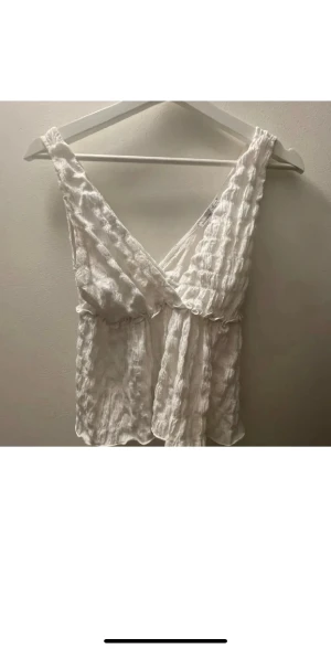 Vit topp  - Fin vit topp från pull&bear som passar perfekt nu till våren och sommarn🌸 Kommer inte till användning storlek S använd få gånger! 