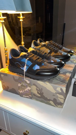 Valentino Rockrunners - Säljer dessa helt nya valentino rockrunners. Alldelles perfekt för Vintern. Billigare vid snabb affär. Skick: 10/10. Storlek: 44. Billigare av en anledning.