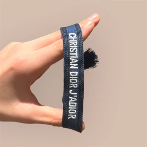 Mörkblått Dior Armband - Dior Armband 🇫🇷|| Passar alla || Justerbart ✅|| Galet snyggt || Mörkblått 🔵|| Passar till alla outfits || Lägg ett prisförslag! 💰|| Hör av dig om du undrar något! 