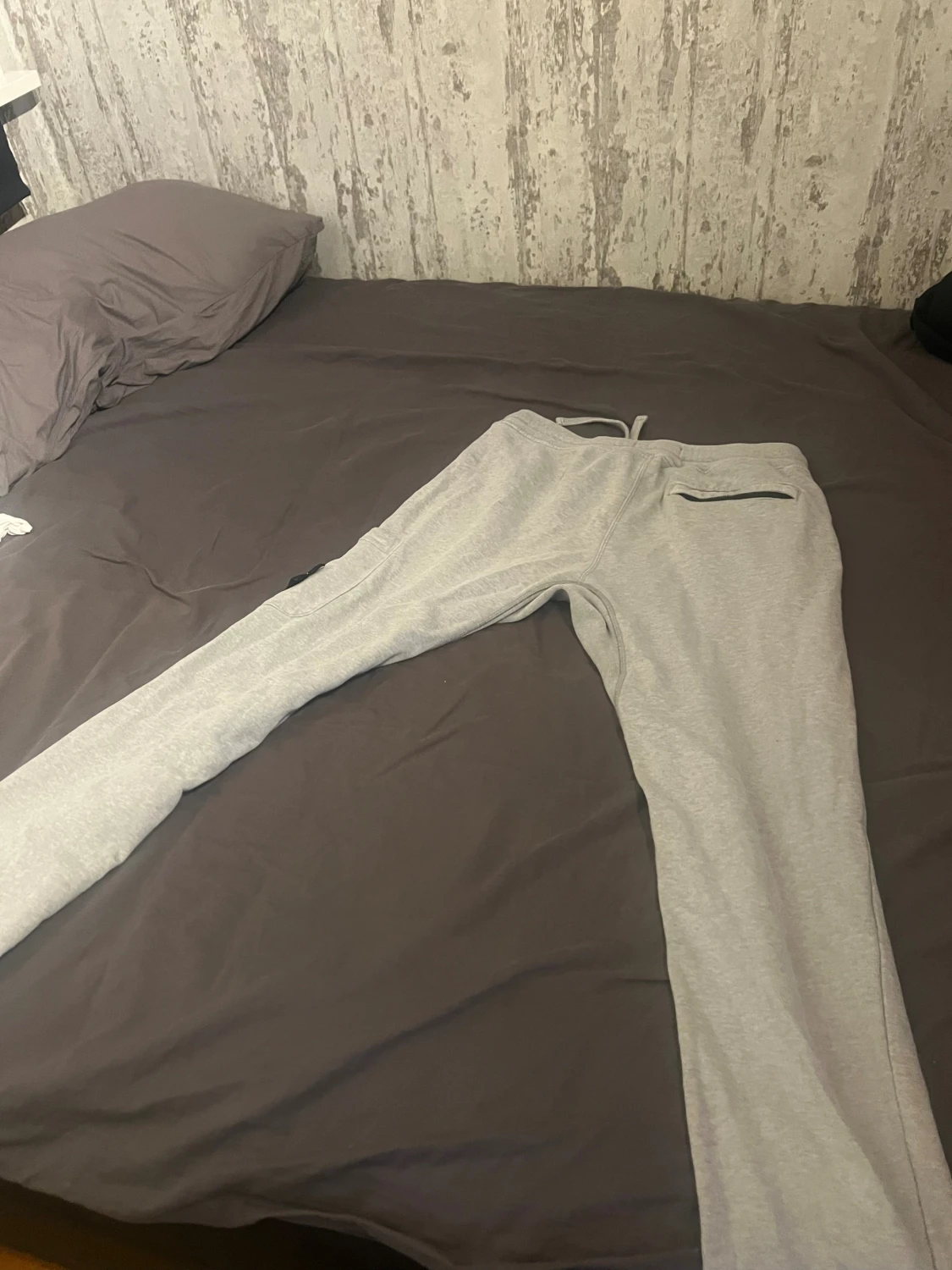 Grå mjukisbyxor från Stone Island - 1