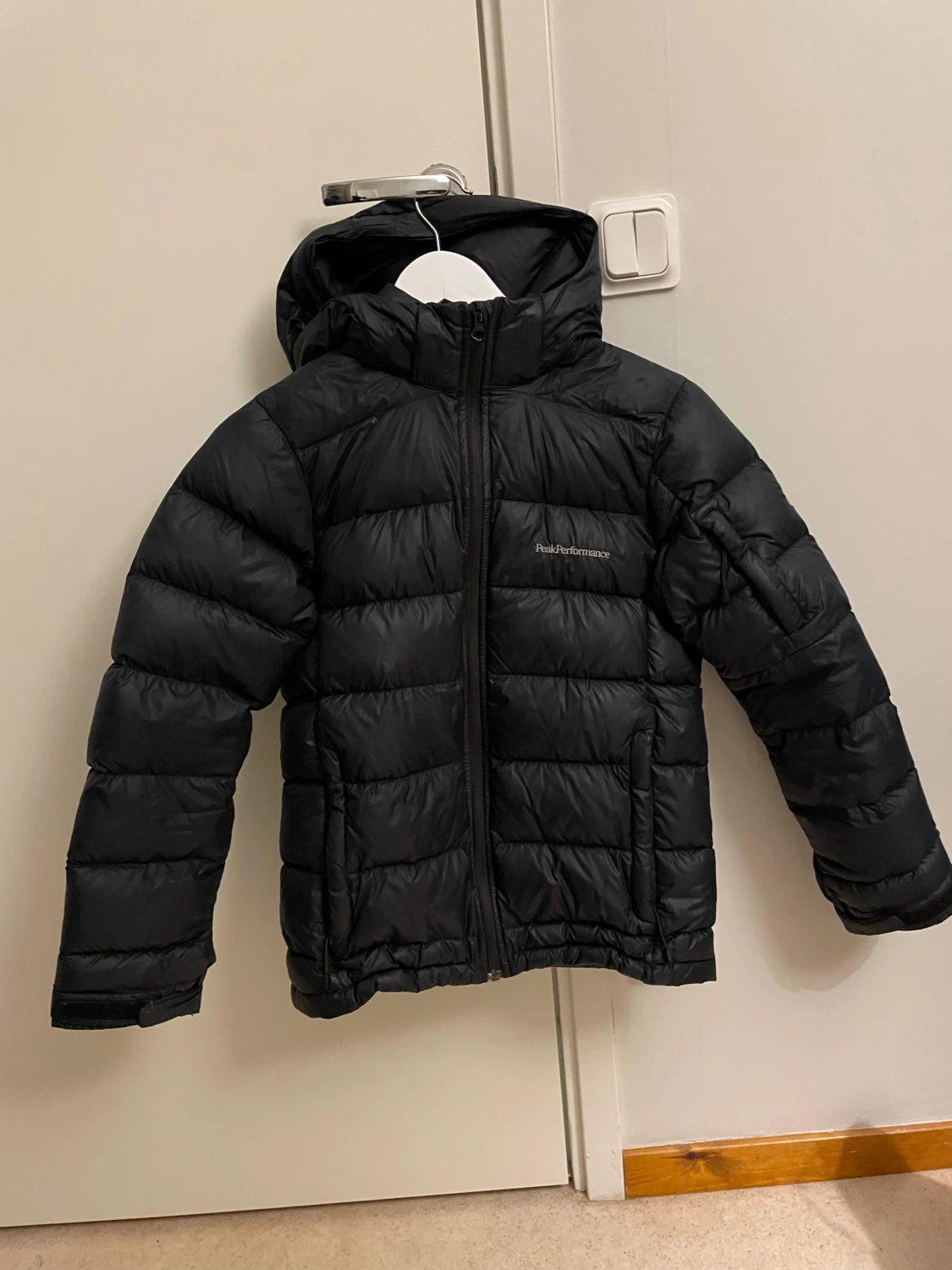 Svart dunjacka Peak Performance