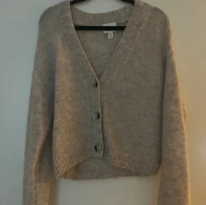 H&M kofta  - Säljer denna Mohair kofta i mycket bra skick. Storlek: S. Mitt pris: 299. Hör av er vid frågor eller funderingar 🤩🙌OBS! PRIS KAN DISKUTERAS VID SNABB AFFÄR!