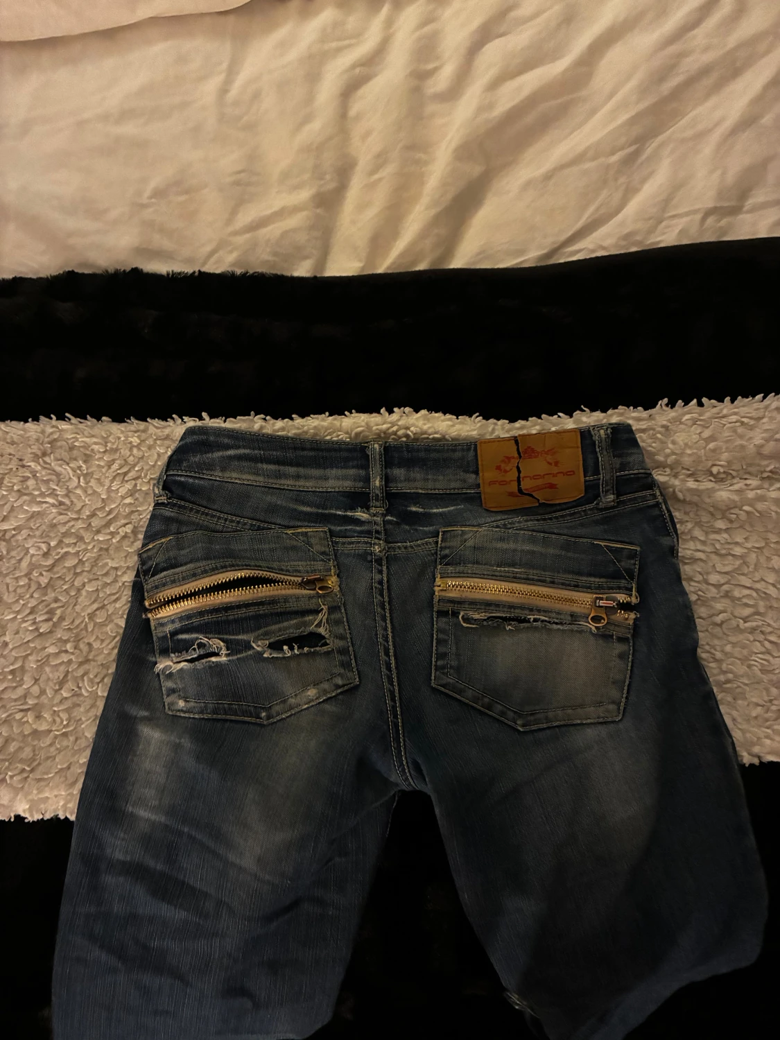 Blå jeans med dragkedjor och slitningar - 4