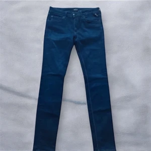 Replay jeans - Hej! Säljer dessa  jeans i storlek w30.  De är varsamt använda och i mycket fint skick, 9/10. Nypris var 2000+, säljs för 379. Hör gärna av dig vid minsta fråga eller om du vill ha fler bilder! 🙌 