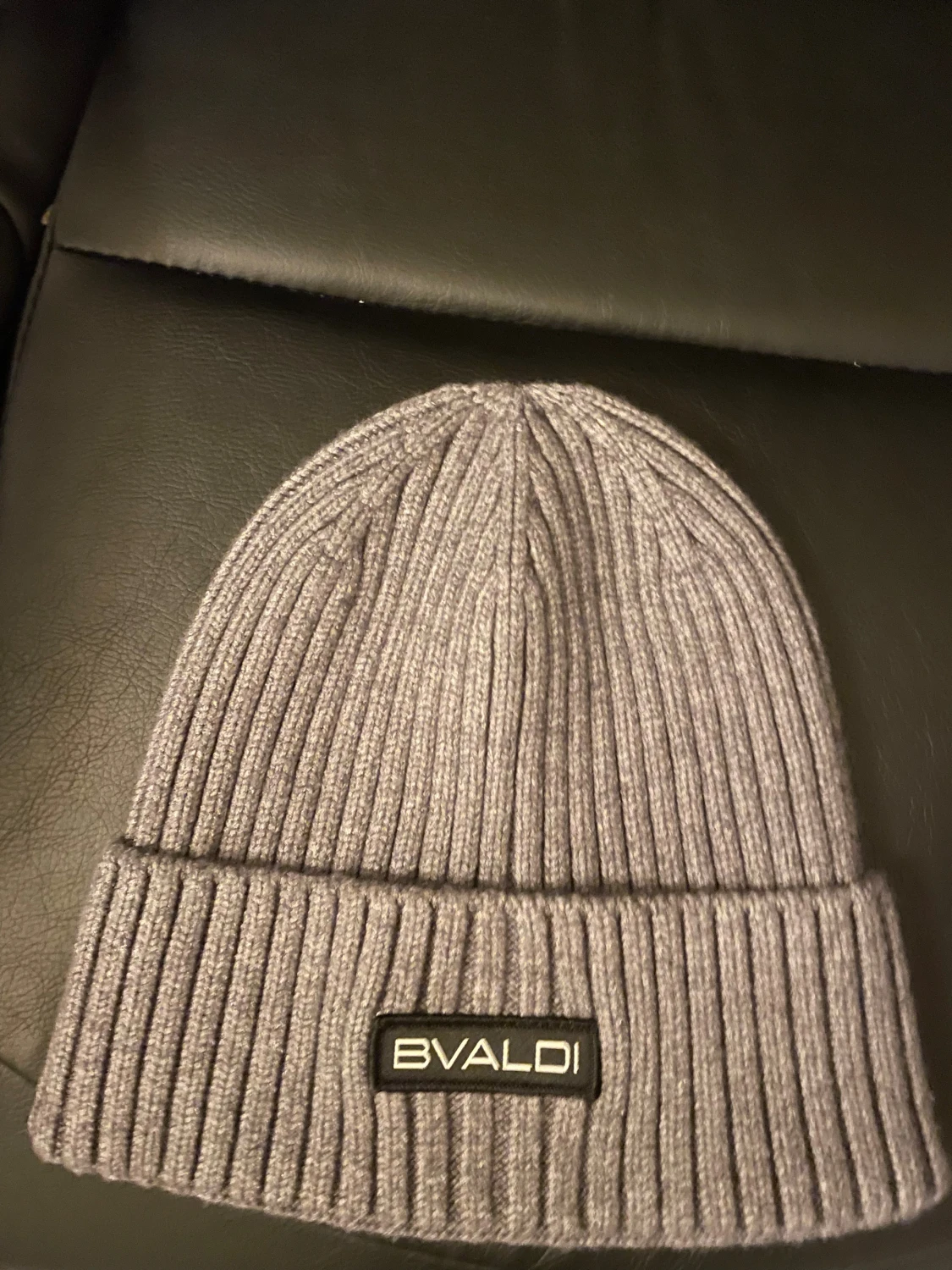 Grå ribbstickad mössa från BVALDI - 1