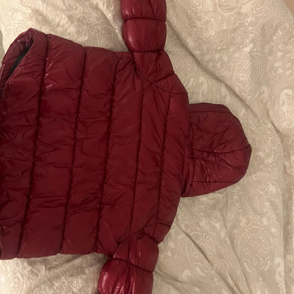 Vinröd pufferjacka med huva från Superdry - 3