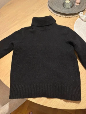 Svart polo tröja från ralph lauren  - En svart jätte varm tröja från ralph lauren gjort av kashmir och ull!