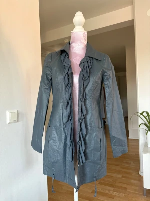 Kappa/jacka från Mado - Storlek 38. Aldrig kommit till användning endast klippt bort prislappen. Grå/grön/blå färg. Vintage stil.  50% ramie 50% bomull