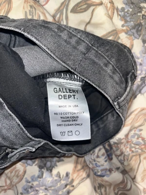 Gallery Dept flared jeans - Svarta/mörkgråa flared jeans från Gallery Dept. Nyskick. Storlek S. Köpta på Vinted. Endast använda ett fåtal gånger.