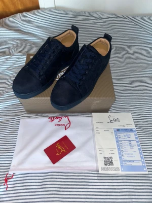 Mörkblå loubs  - Säljer ett par helt nya skor som aldrig har använts. Inga skador, inga märken – i perfekt skick direkt från lådan. Passar dig som vill ha ett fräscht par utan att betala fullpris.