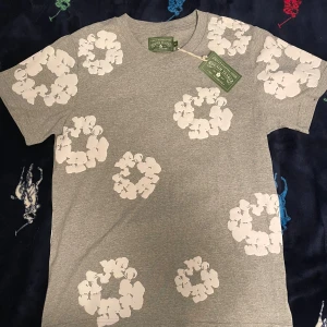 Denim tears T-Shirt - Säljer denna Denim tear t shirt, aldrig använd, prislapp kvar, skriv för frågor