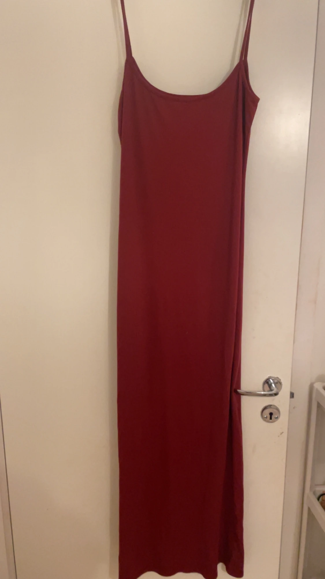 Vinröd långklänning med smala axelband - 1