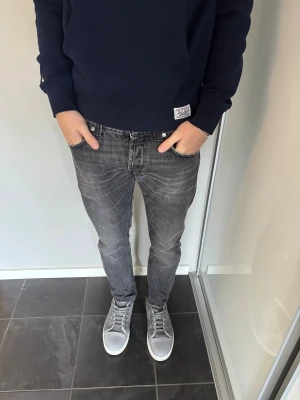 Dondup jeans  - Riktigt snygga dondup jeans i modellen George. Skick 9/10. Pris 799-: Modellen är 180 cm. Skriv vid funderingar 🙌🏼