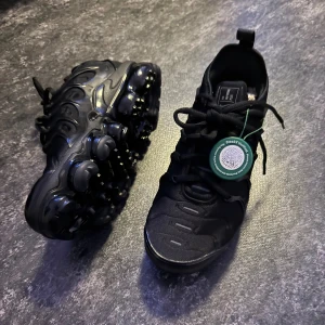 Nike Vapormax plus tripleblack svarta  - Nike Vapormax plus tripleblack sneakers i helsvart färg med gråa detaljer. Helt nya aldrig använts. Köpt från StockX och är riktiga. Storleken passar inte mig längre därför säljer jag dessa.