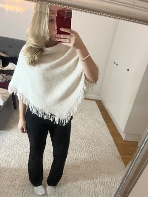 vit Poncho  - Mysig vit poncho med fransar, helt ny och aldrig använd. Perfekt att slänga över axlarna svala dagar. One size som passar alla 💗 priset kan såklart diskuteras 🤞🏼💗