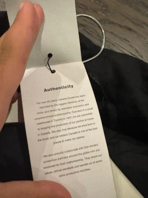 Svart dunjacka från Canada Goose XXL men passar som L  - Säljer en svart dunjacka från Canada Goose i storlek XXL men passar för L . Jackan har klassisk Canada Goose-logga på bröstet och är tillverkad i slitstarkt material. Perfekt för kalla dagar och har en stilren look som funkar till det mesta. Om ni vill ha bilder skriv till mig och jag köpte det från någon som säger det är äkta och tydligen ser ut äkta har kollat genom alltihop så de bara kontakta! 