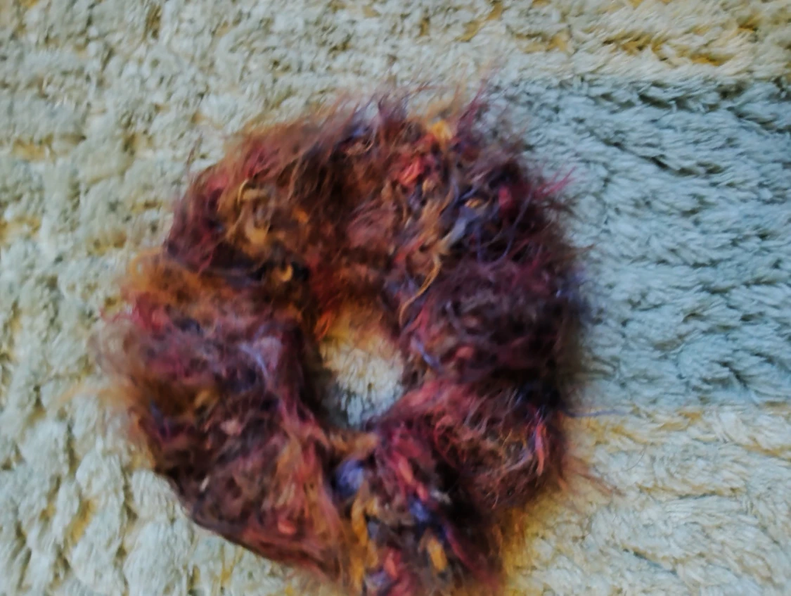 Färgglad fluffig scrunchie 
