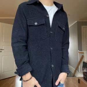 Oscar Jacobsson maverick overshirt - Tja säljer nu min riktigt snygga och extremt eftertraktade Oscar Jacobsson overshirt i modell ”maverick”. Storlek S. Hör av er vid fler funderingar🤝