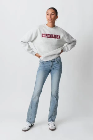 Gina Tricot jeans - Snygga utsvängda lågmidjade Gina jeans💗knappast använda så därav väldigt fint skick. skriv för fler bilder eller mått mm