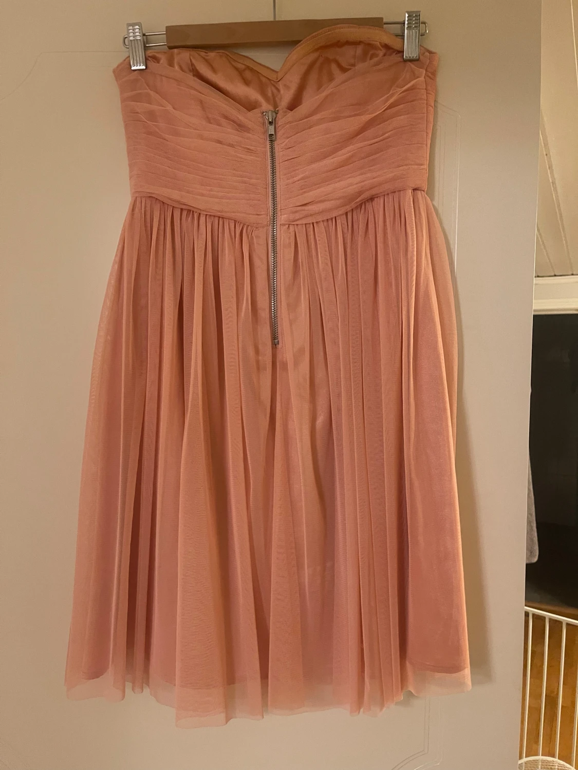 Ljusrosa axelbandslös kortklänning - 2