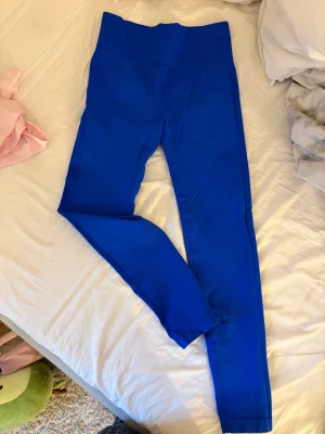 Koboltblå seamless leggings - Säljer ett par koboltblå seamless leggings med hög midja och scrunch-detalj bak. De är tighta och stretchiga, perfekta för gymmet eller chill. Materialet är mjukt och följsamt syntet, utan synliga sömmar framtill för en clean look.