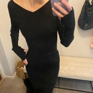 Långärmad ribbad klänning - Så gosig klänning!! Perfekt till vintern. Använd typ två gånger så är o mycket bra skick🎄🎅🏼✨