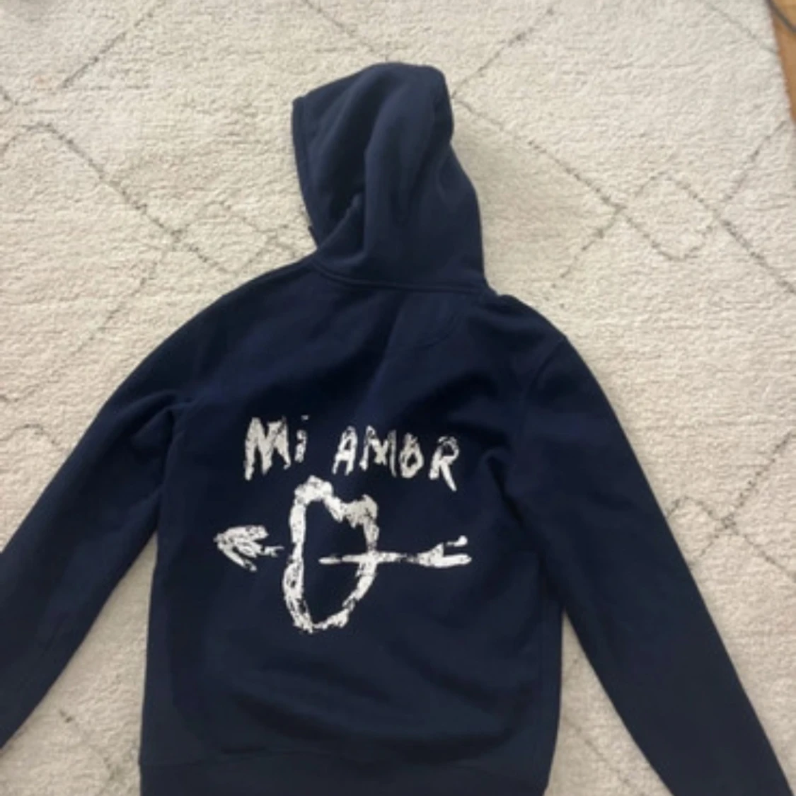 Mörkblå hoodie med Mi Amor-tryck