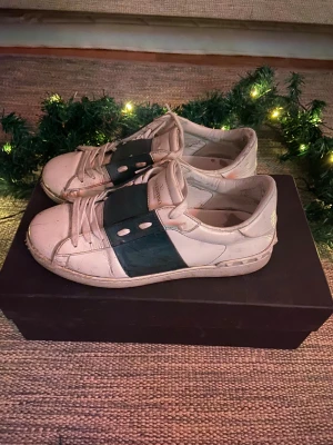 Valentino Opens marin blå - Valentino opens marinblå metallic, storlek 40! skicket är helt okej, ett halv år gamla, men skicket märks knappt när man har dom på sig, dom är äkta men billigt pris pga skicket! Har du några frågor eller vill ha fler bilder så är det bara att skriva!😁👍🏼