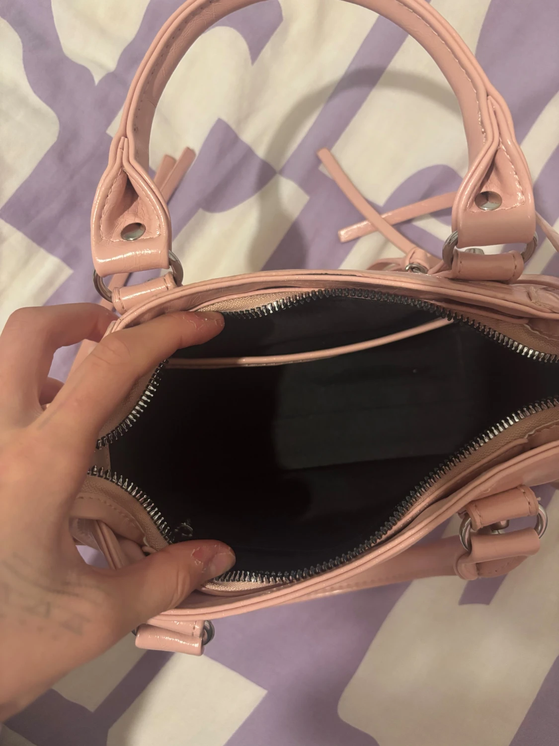 Ljusrosa handväska med silverdetaljer - 1