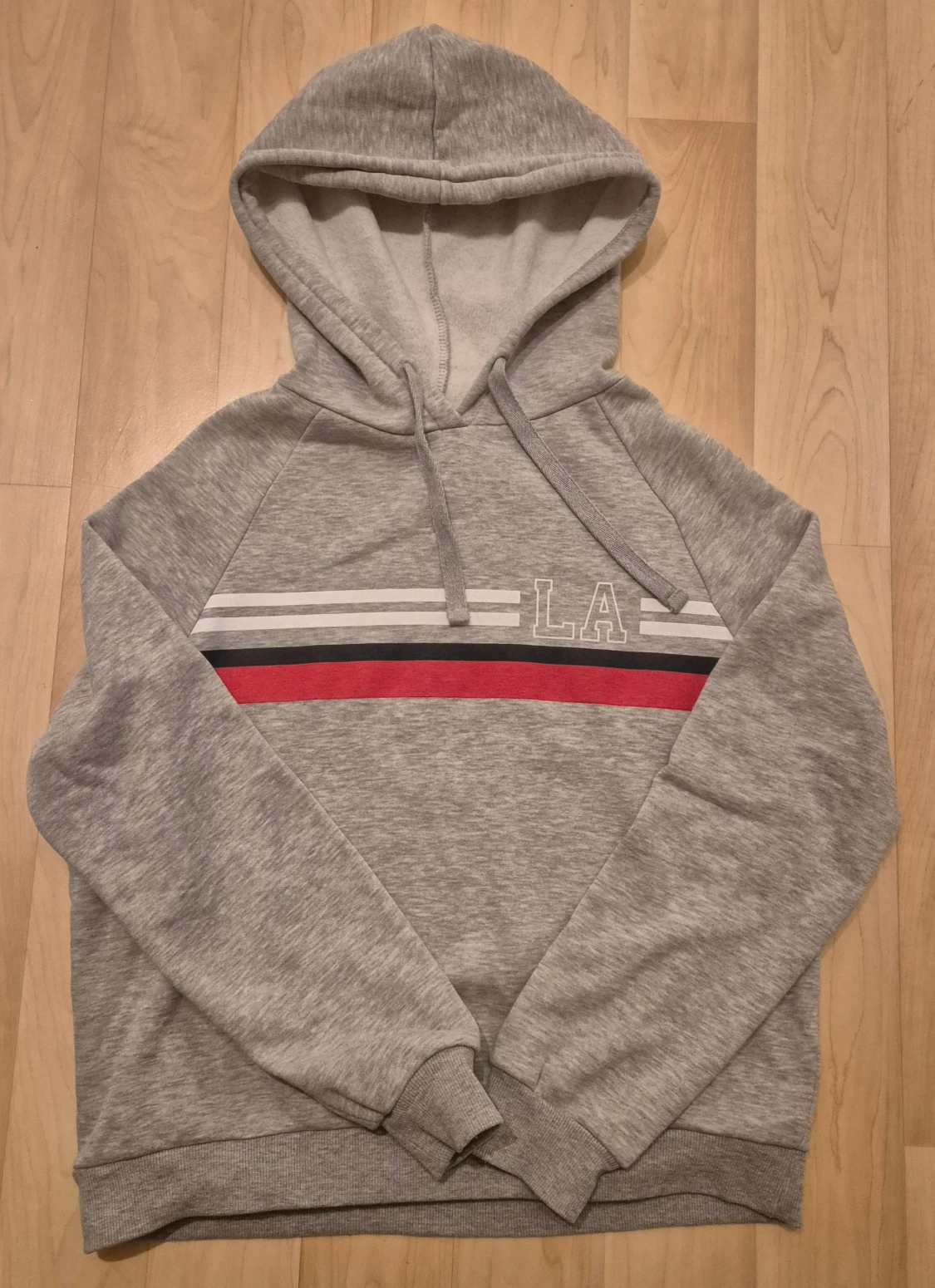 Grå hoodie med LA-tryck från Gina Tricot